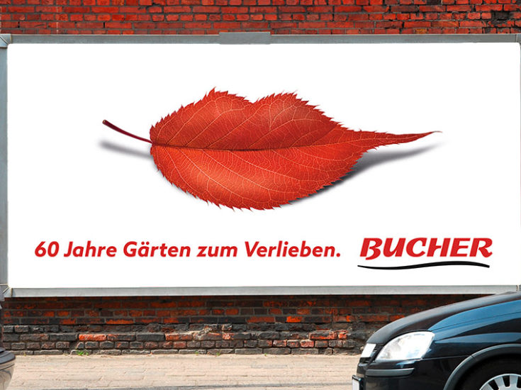 Plakate Werbung zum Jubiläum Gartenbetrieb - ein grosses weisses Plakat vor einer Backsteinmauer mit vorbeifahrenden Autos