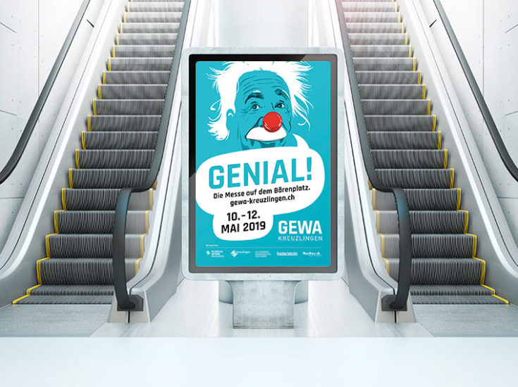 Messeplakate Werbung in der Mitte vor einer Rolltreppe bei einer SBB Unterführung - auf dem Plakat ist Einstein mit einer Cown-Nase zu sehen