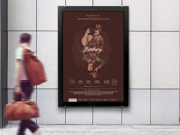 Plakate Werbung für eine Theater-Aufführung im Untergrund an einer Steinplatten-Wand angebracht - ein Mann betrachtet das Plakat beim Vorbeigehen