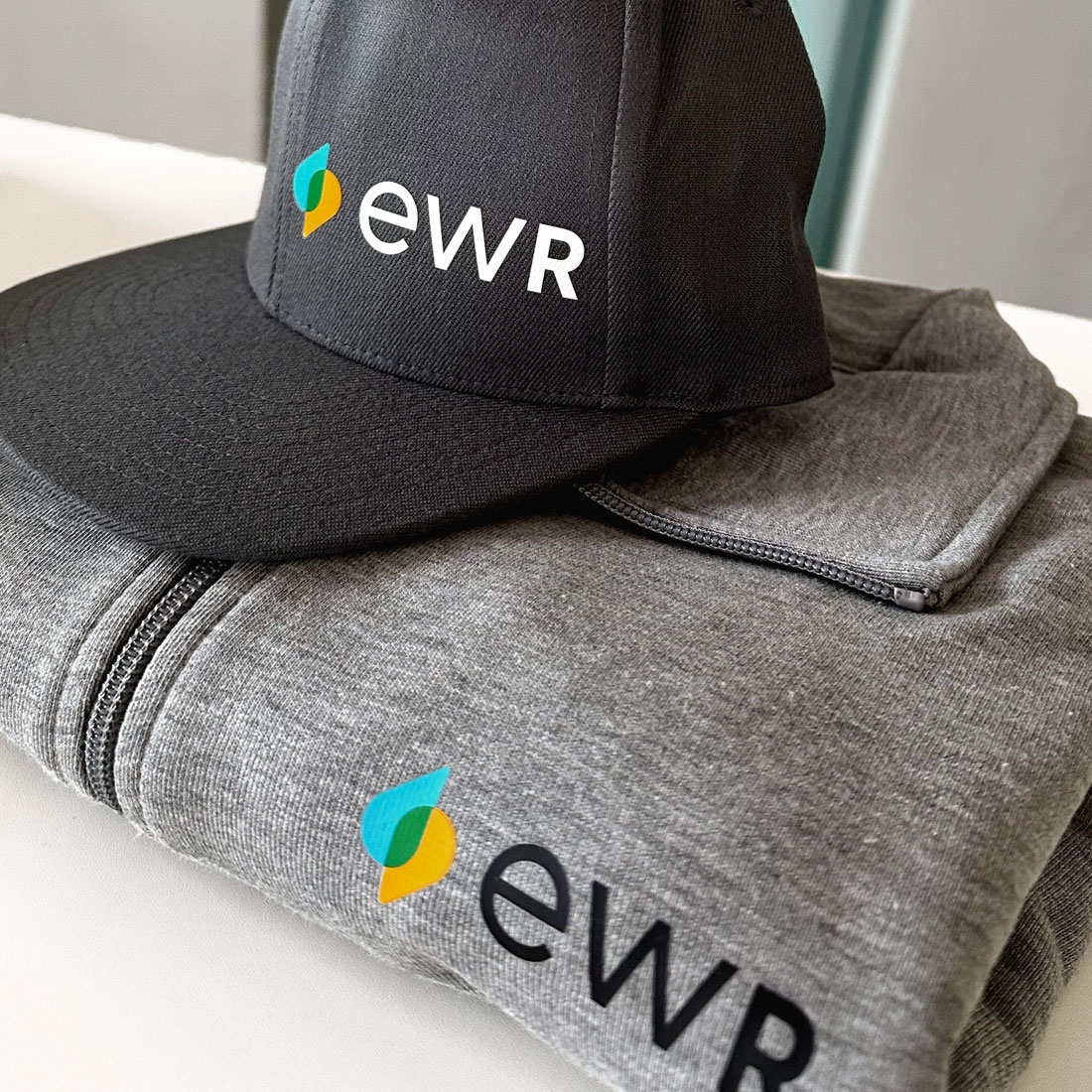 Die Arbeitskleidung mit dem neuen Logo des EWR.