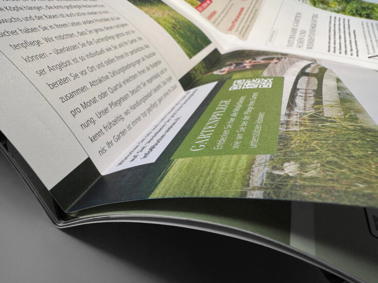 Das neue Papier des Gartenmagazins ist matt und wirkt sehr natürlich. Nahaufnahme einer Seite des Gartenmagazins mit Fokus auf dem Papier.
